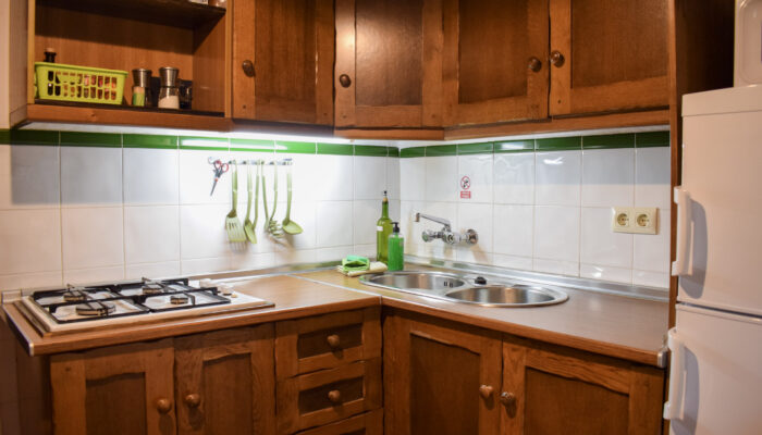 The fully equipped and spacious kitchen at Casa Bajo el Bosque leaves nothing to be desired