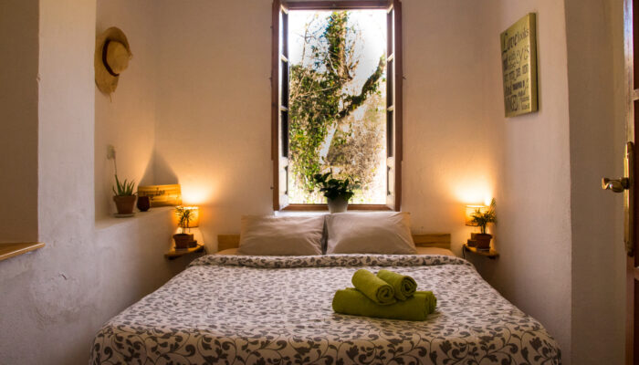 Schlafzimmer vorne mit Blick auf Zahara de la Sierra und ins Grüne